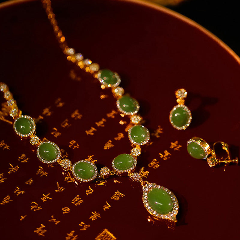 High-end Elegant and Fashionable Emerald Necklace and Earring Set