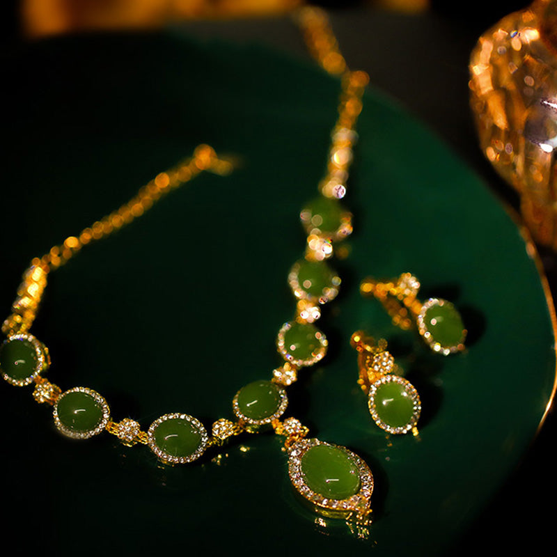 High-end Elegant and Fashionable Emerald Necklace and Earring Set