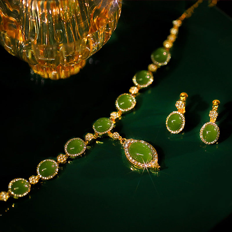 High-end Elegant and Fashionable Emerald Necklace and Earring Set