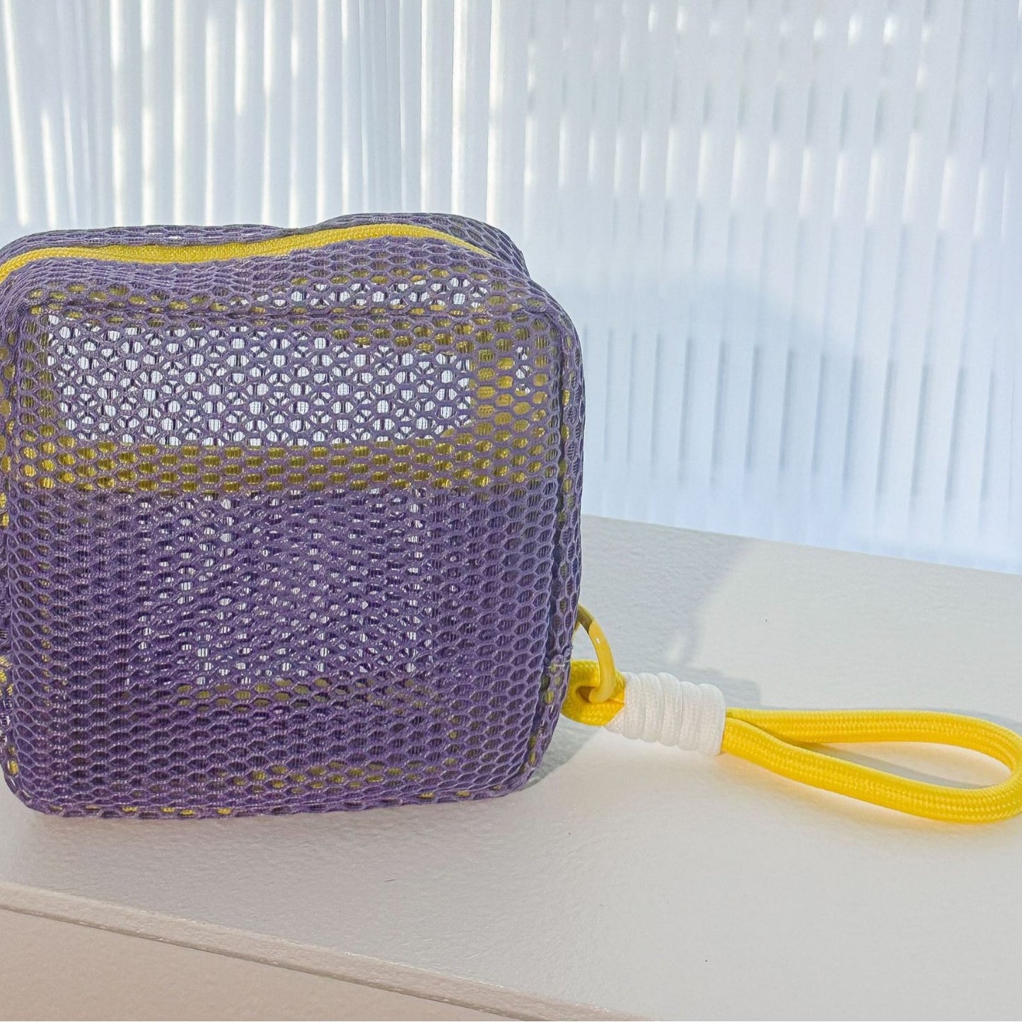 Dopamine-colored grid storage bag