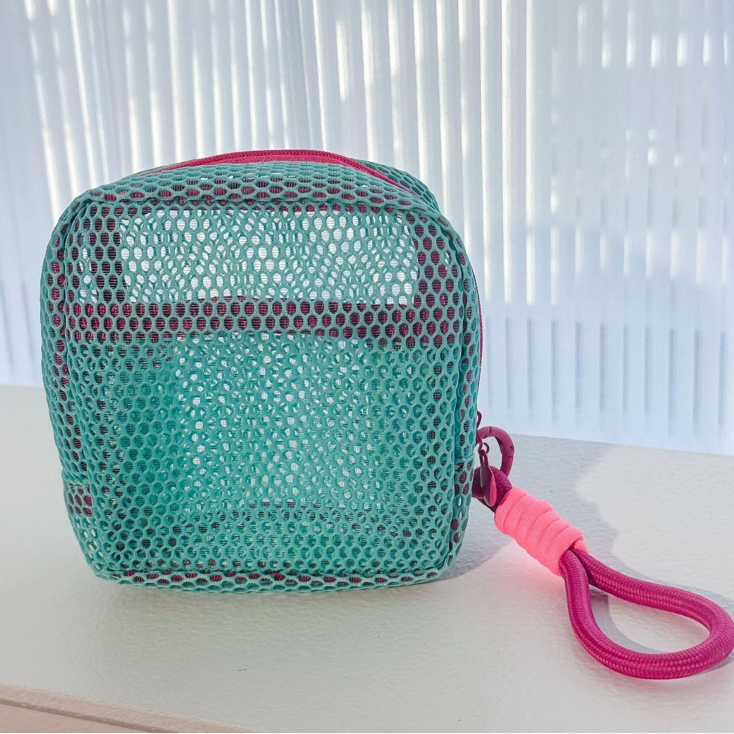 Dopamine-colored grid storage bag