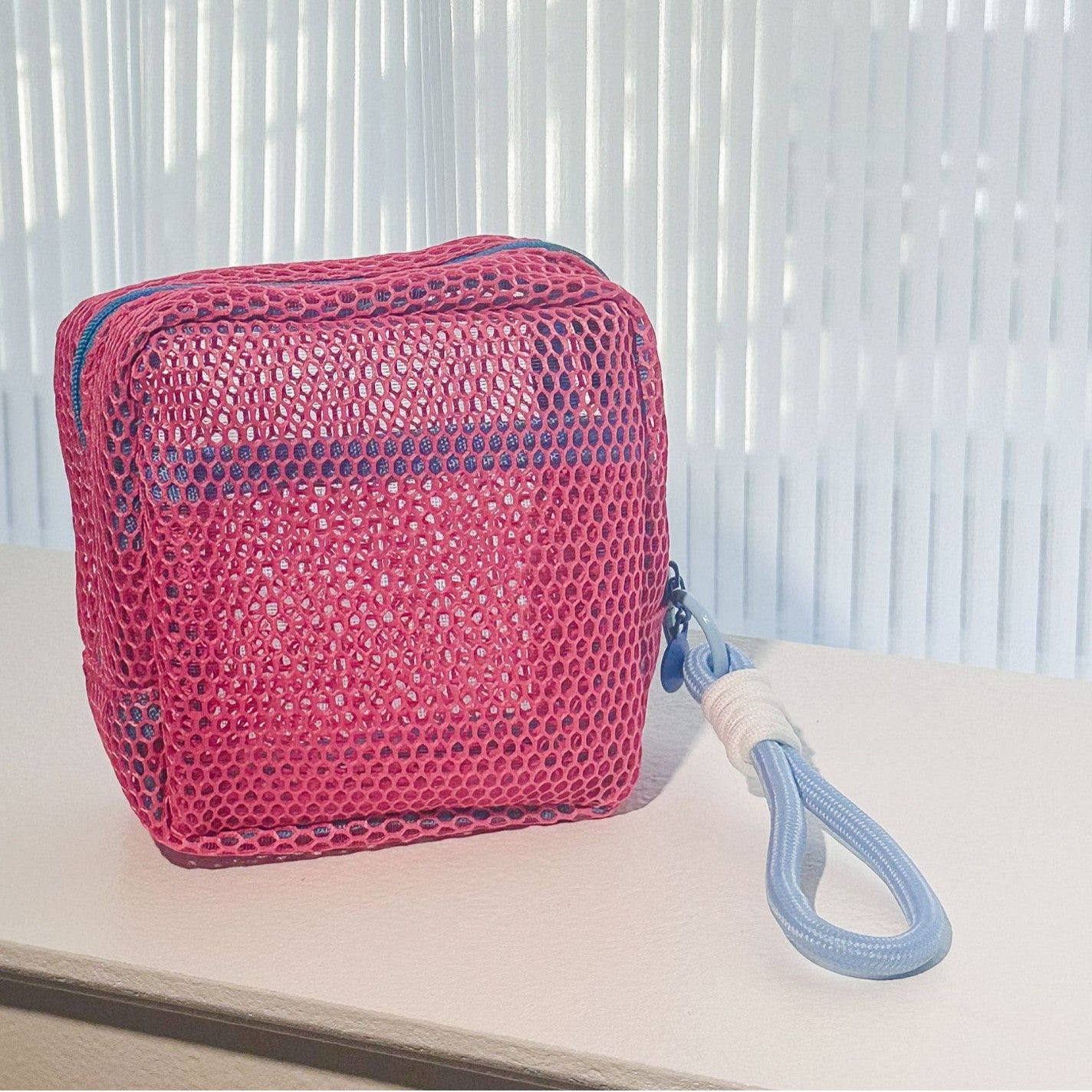 Dopamine-colored grid storage bag