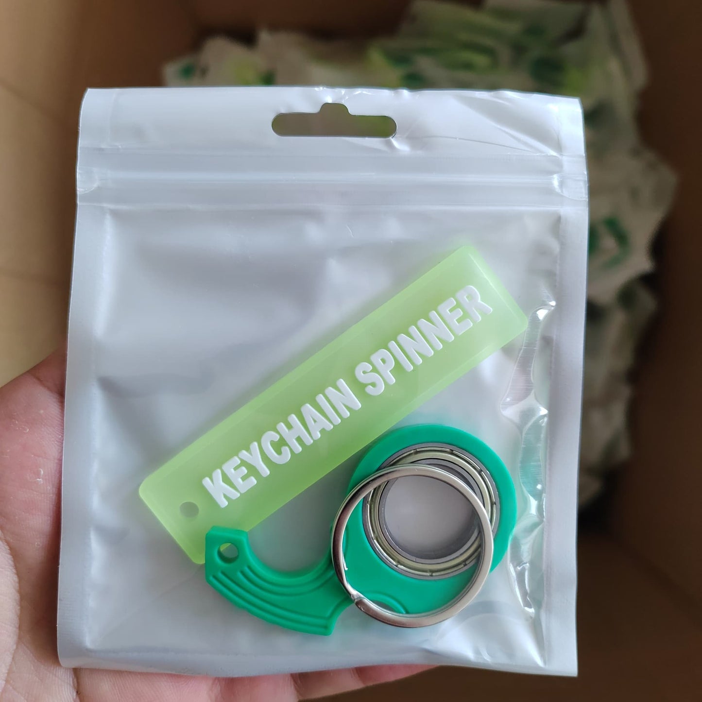 💡Fingertip Spinner Keychain Set – Spinner Keychain + Glow-in-the-Dark Keychain Strap, 2-Piece Set