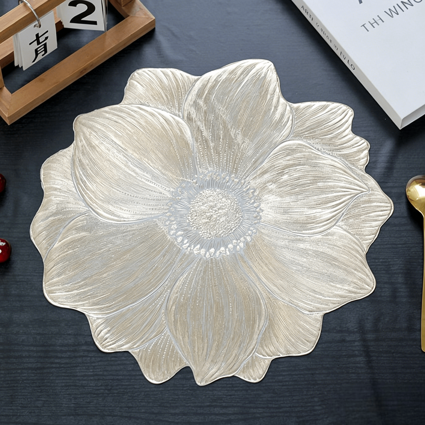 Lotus-Shaped Heat-Resistant Placemat – Washable & Anti-Slip | Elegant Table Decor