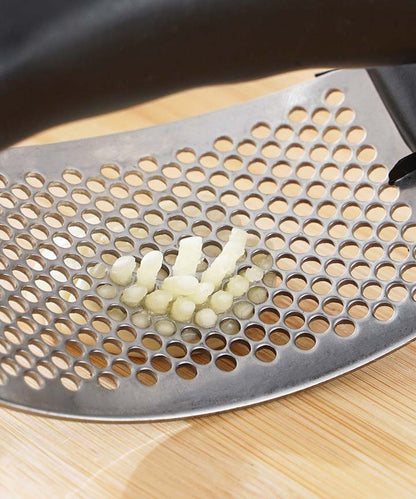 🧄 Easy Garlic Crusher – Save Time in Every Kitchen! 🔥