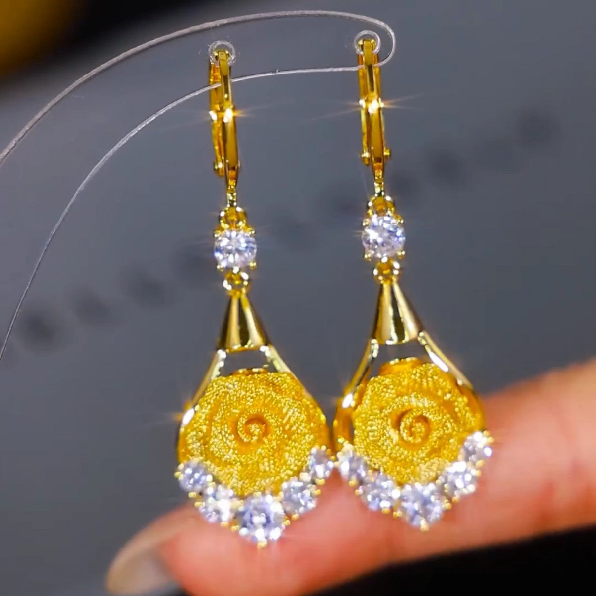 High quality - elegant golden rose earrings