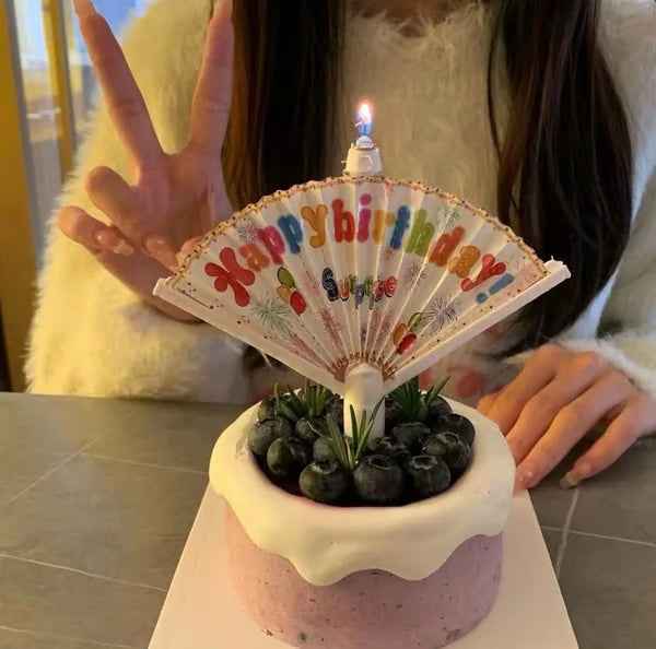🎂Time-Delay Magic Blooming Candle – Lights & Opens Into a Fan